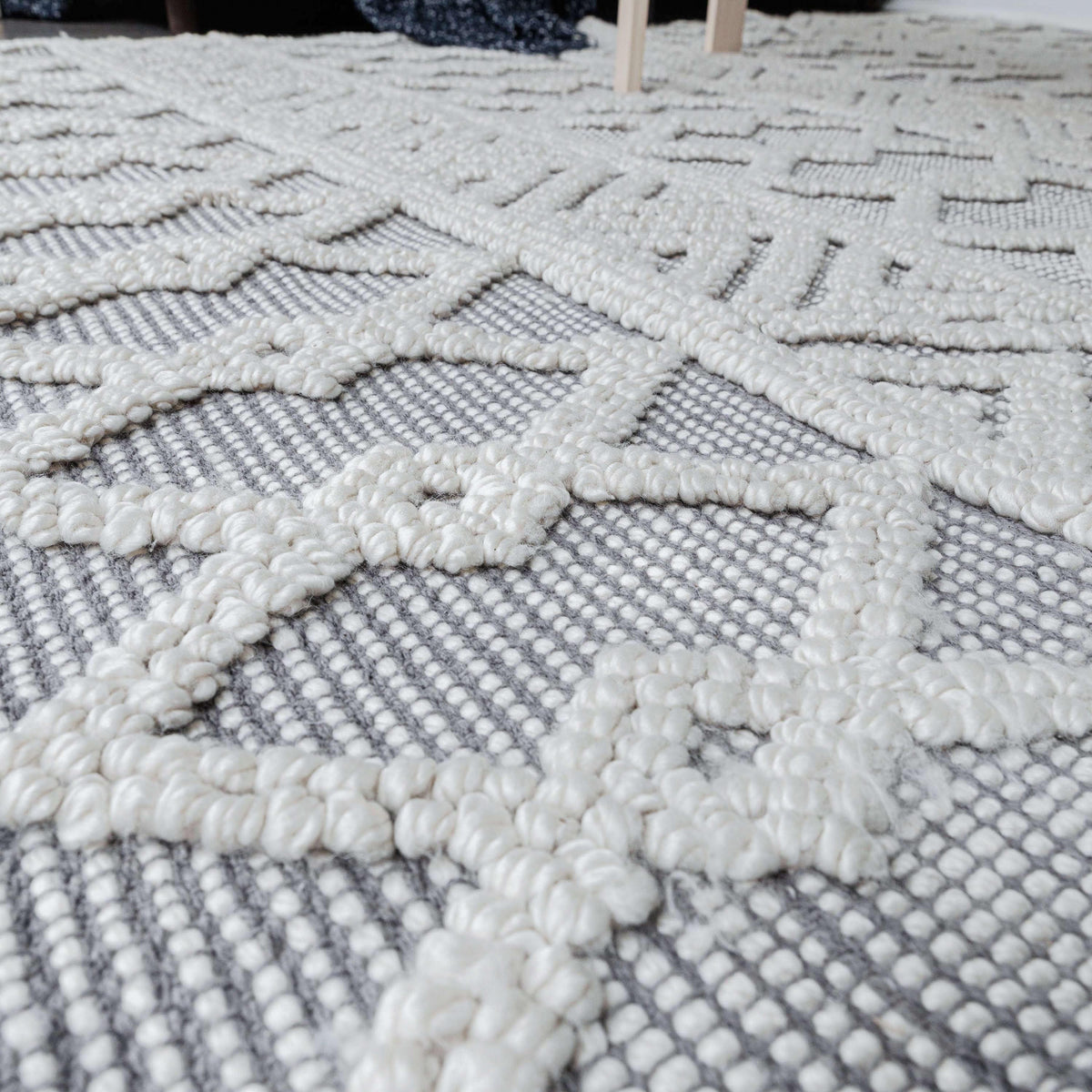 Gray/Ivory |#| Indoor Hand Woven Bohemian 5' x 7' Area Rug in Gray with Ivory Diamond Pattern