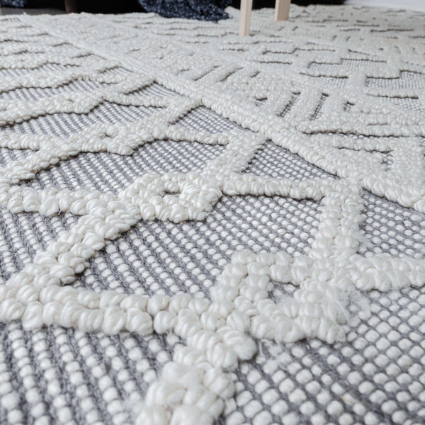 Gray/Ivory |#| Indoor Hand Woven Bohemian 5' x 7' Area Rug in Gray with Ivory Diamond Pattern