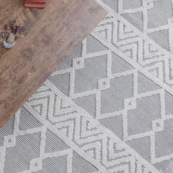Gray/Ivory |#| Indoor Hand Woven Bohemian 5' x 7' Area Rug in Gray with Ivory Diamond Pattern