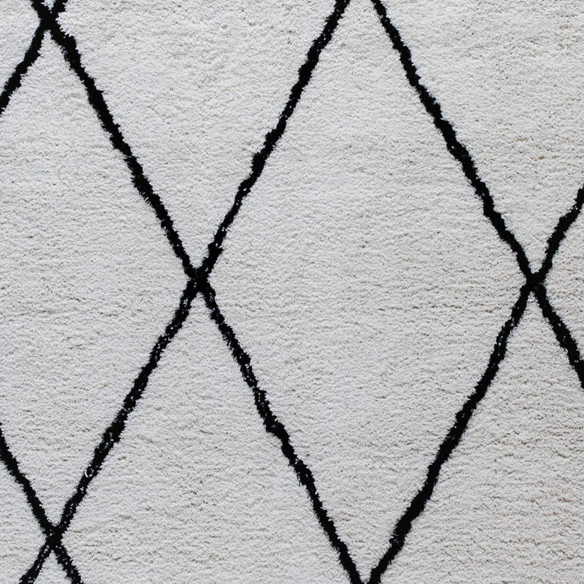 Ivory/Black,5' x 7' |#| 5' x 7' Ivory and Black Diamond Trellis Modern Shag Area Rug